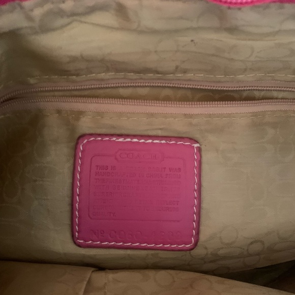COACH SIGNATURE, Cloth handbag with Pink leather strap and trim. COACH EMBLEM. - Picture 4 of 10